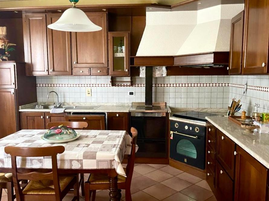 Spicchio Di Langa - Casa Indipendente Tra Le Vigne E Le Alpi Villa Belvedere Langhe Екстериор снимка